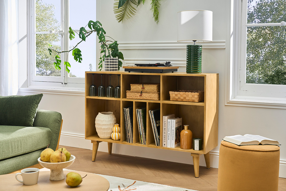 Lampe � poser BERRO en c�ramique �maill�e vert fonc� avec abat-jour �cru sur un buffet en bois.