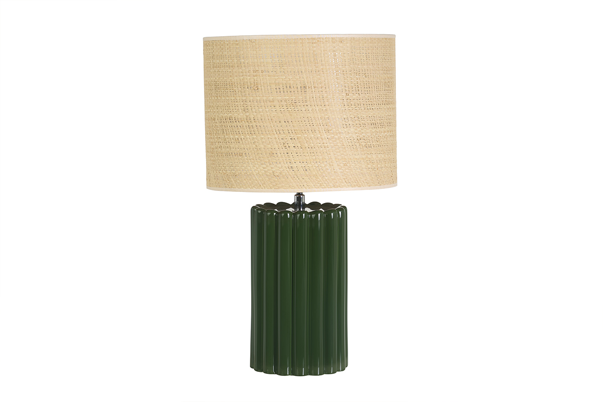 Lampe � poser en c�ramique �maill�e vert fonc� avec abat-jour en rabane, H50 cm, vue de face.