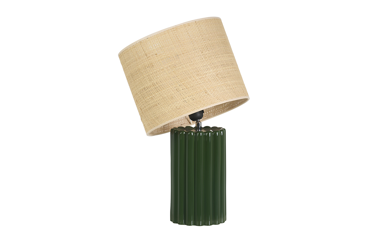 Lampe � poser en c�ramique verte avec abat-jour en rabane, vue de profil.