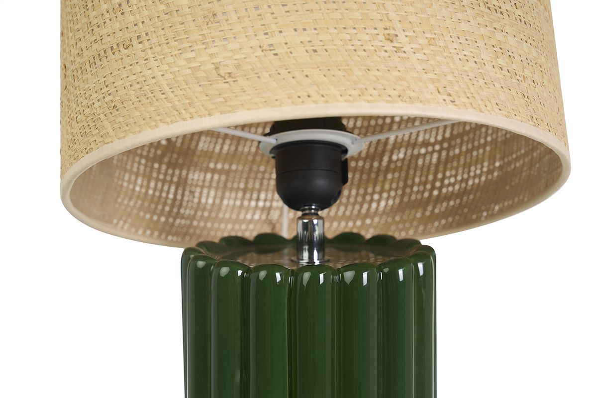 Lampe � poser en c�ramique �maill�e vert fonc� avec abat-jour en rabane, vue en d�tail.