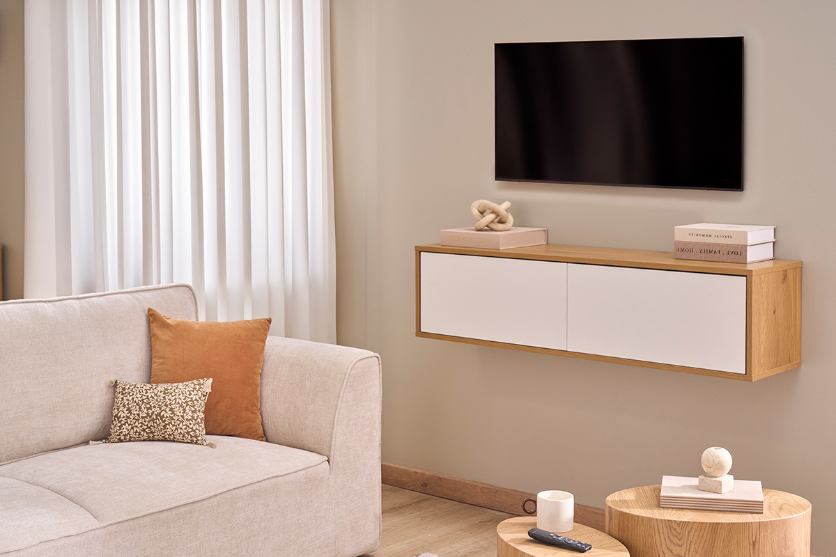 Meuble TV suspendu finition blanche et bois clair ch�ne L120 cm FLEXO