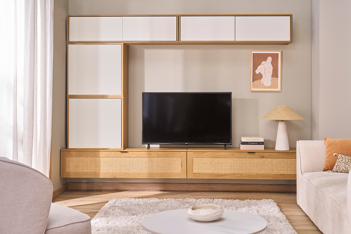 Meuble TV suspendu finition bois clair et cannage rotin 1 porte L135 cm MANILLE