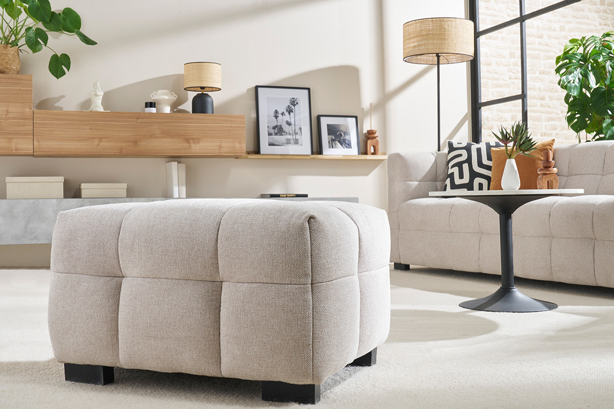 Pouf repose-pieds design en tissu effet velours textur� beige CORTO