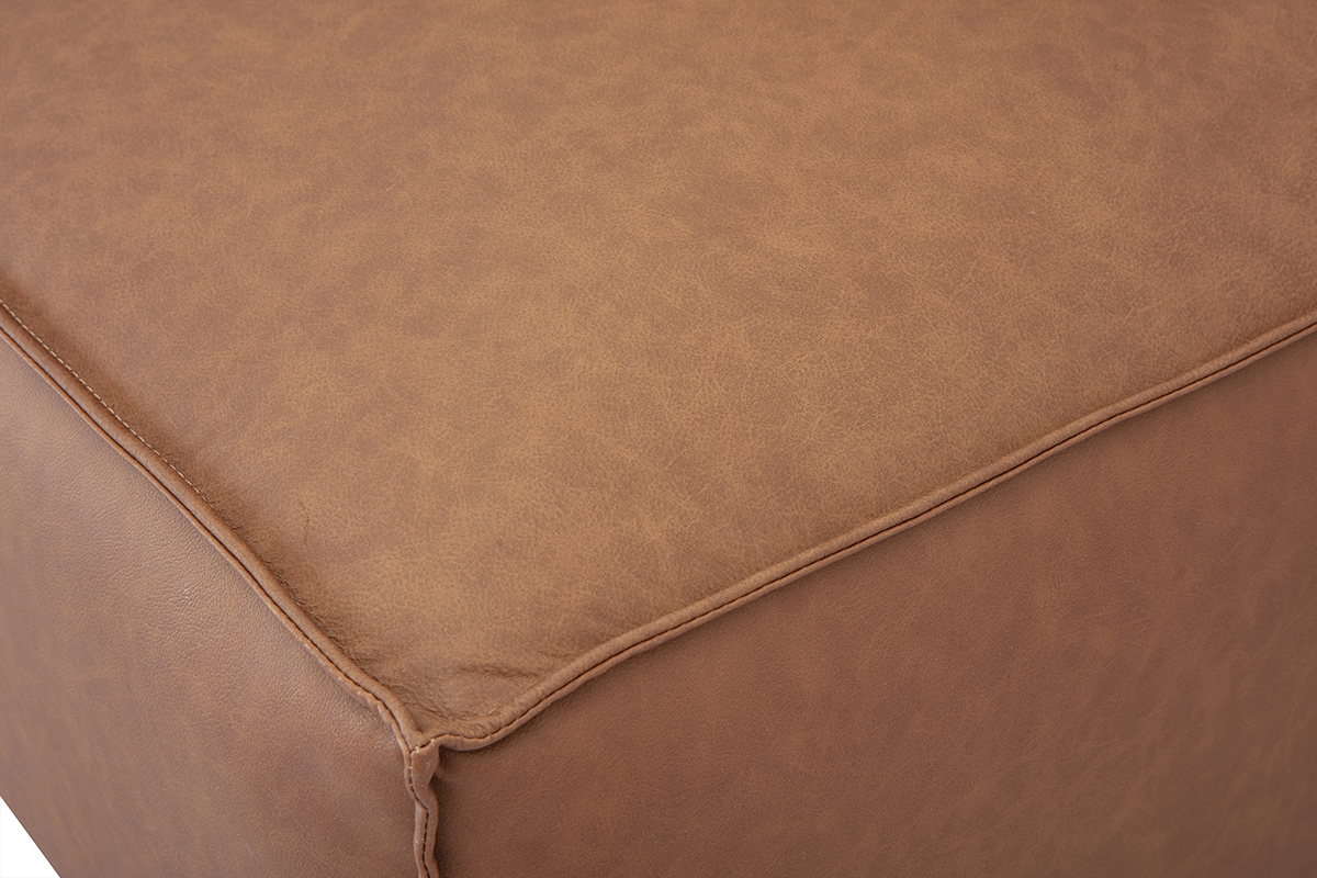 Zoom sur angle d'un pouf marron en cuir.