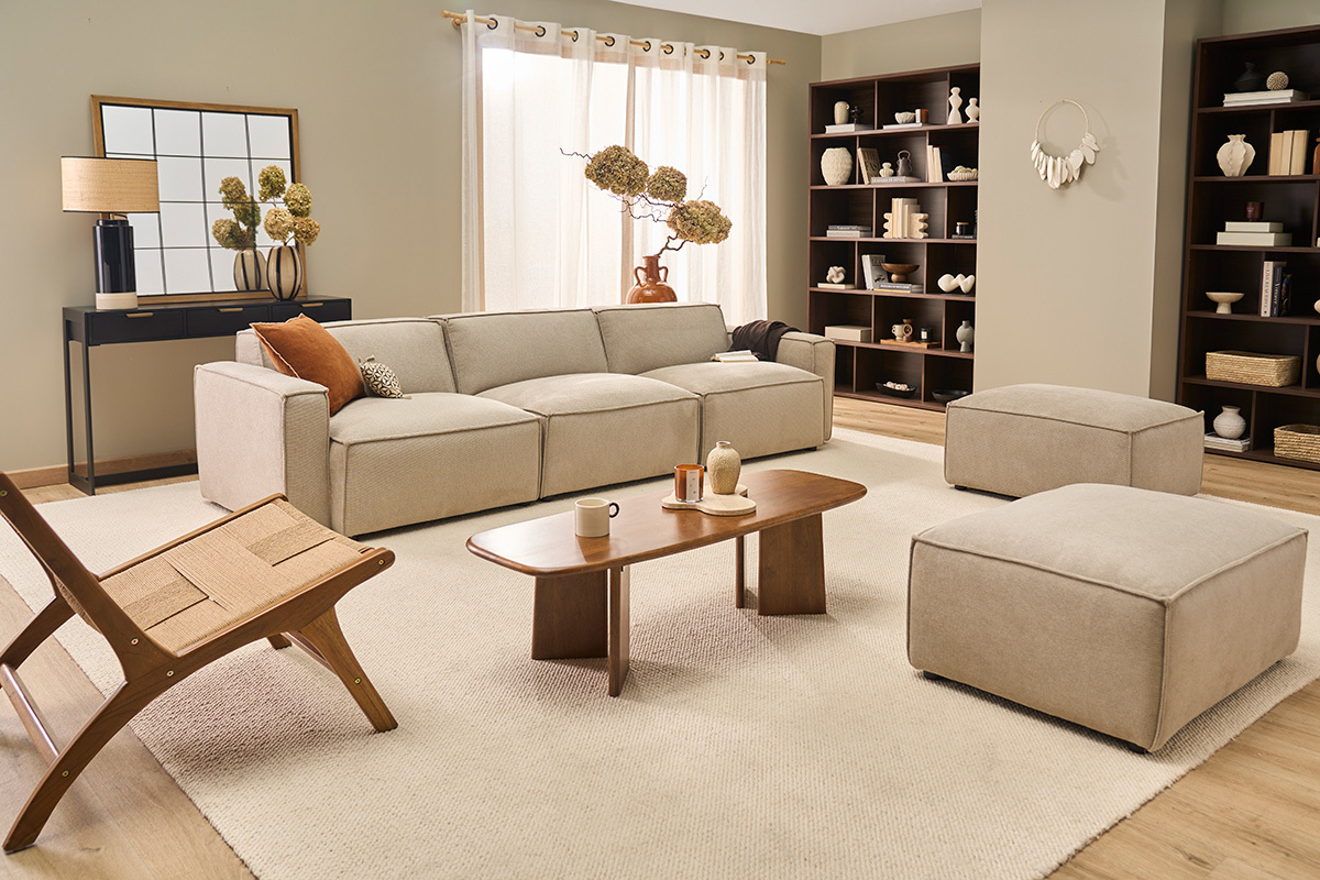 Salon avec pouf en tissu chenille beige SPLIT, canap� assorti et table basse.