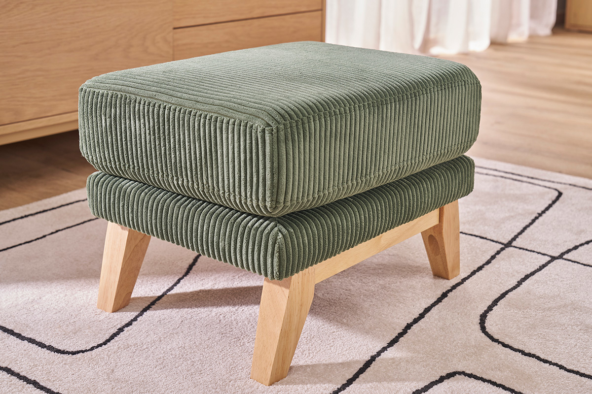 Pouf repose-pieds scandinave vert kaki en tissu velours c�tel� sur pieds en bois, vue de c�t�.