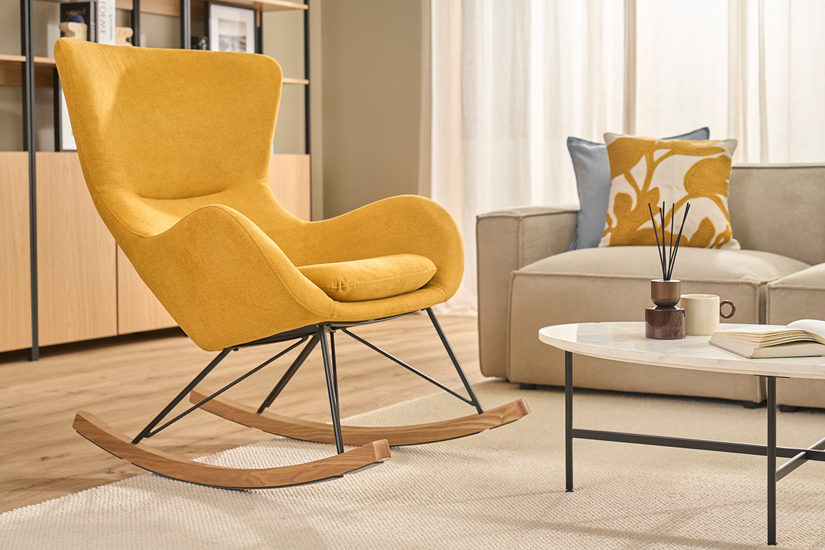 Rocking chair scandinave en tissu velours jaune moutarde, m�tal noir, bois clair, angle de c�t�