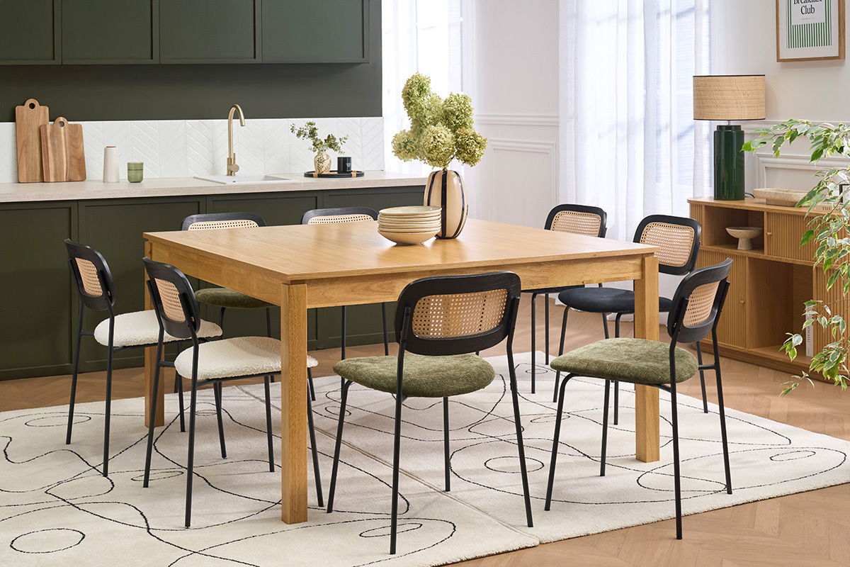 Table � manger carr�e en bois clair avec chaises, dans une salle � manger moderne.