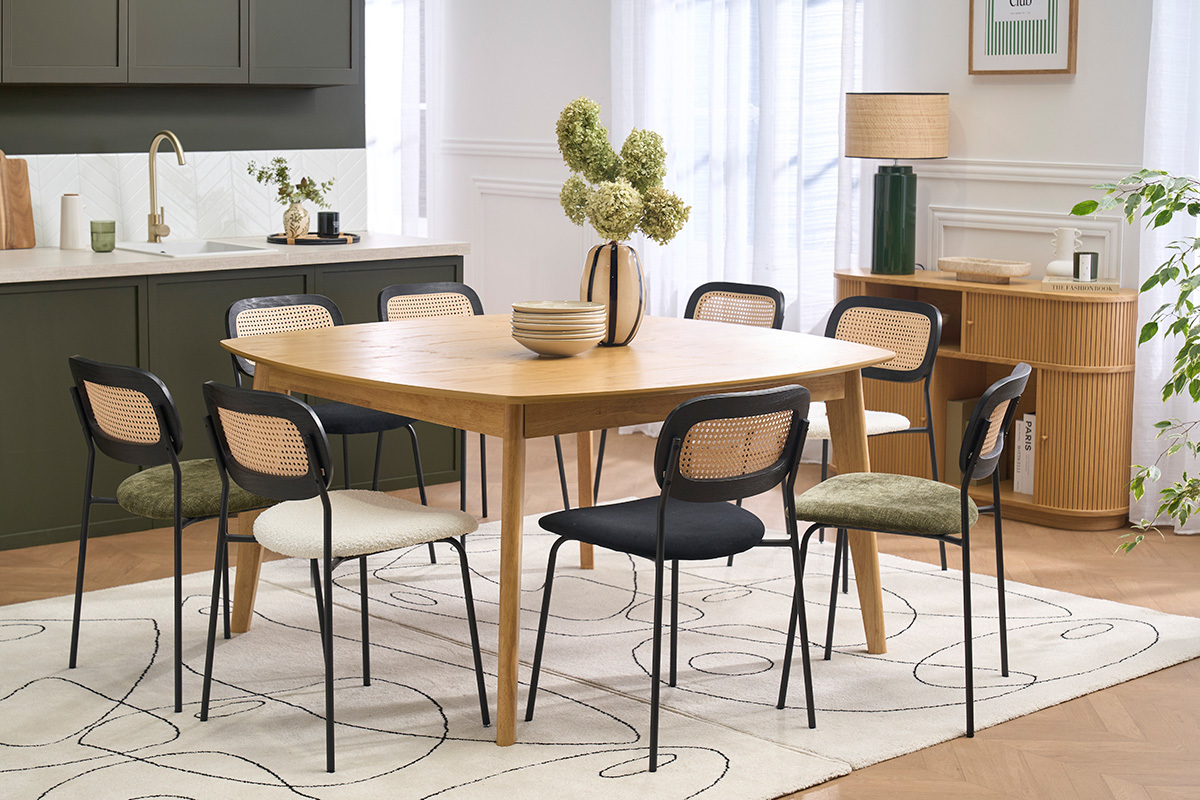 Table � manger carr�e en bois clair avec chaises dans un int�rieur moderne.