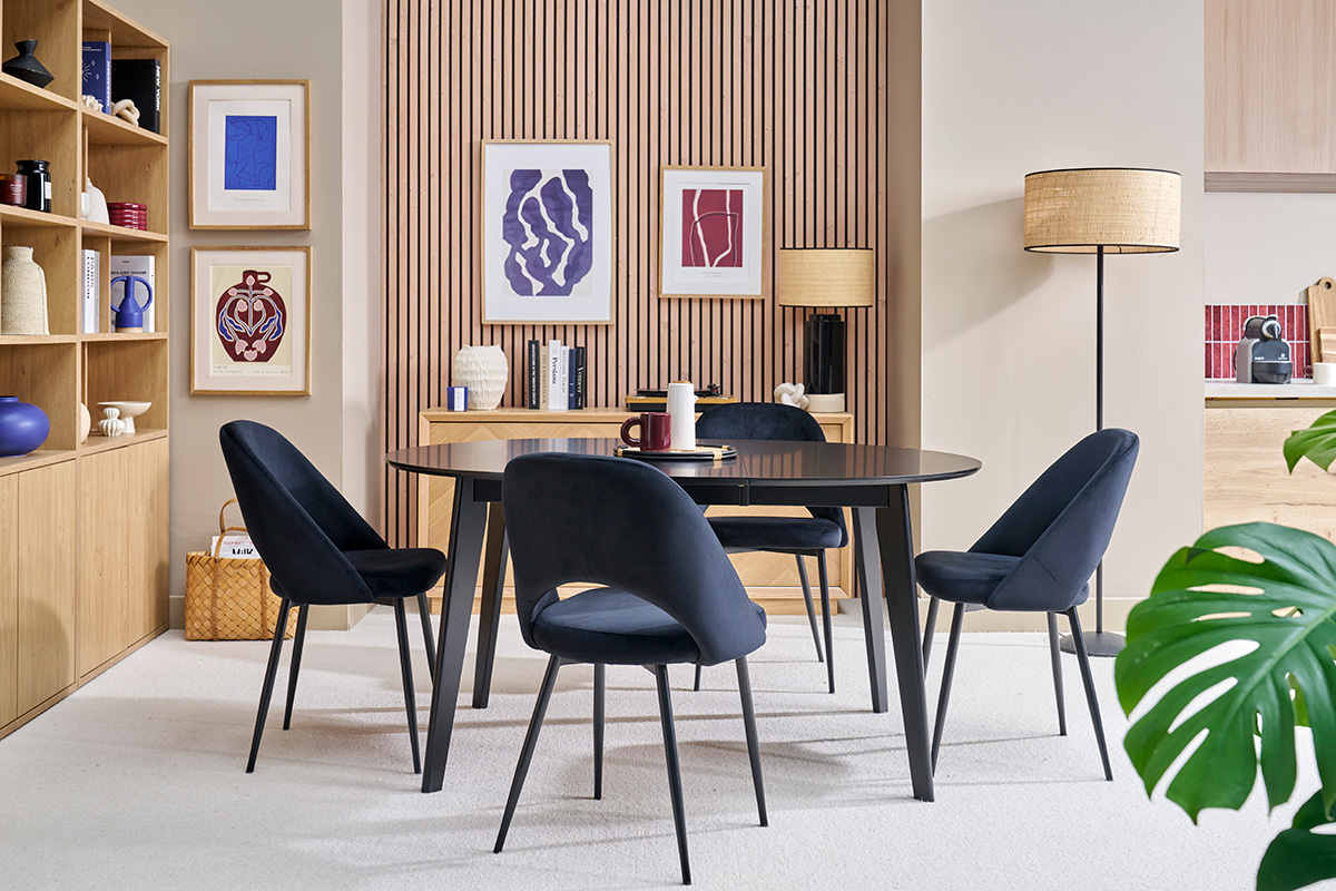 Table ronde noire LEENA entour�e de chaises, vue d'ambiance dans une salle � manger moderne.