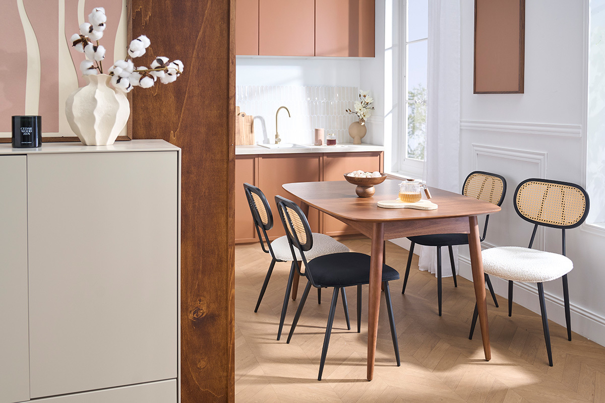 Table � manger extensible NORDECO noyer avec chaises, vue partielle dans une salle � manger moderne.