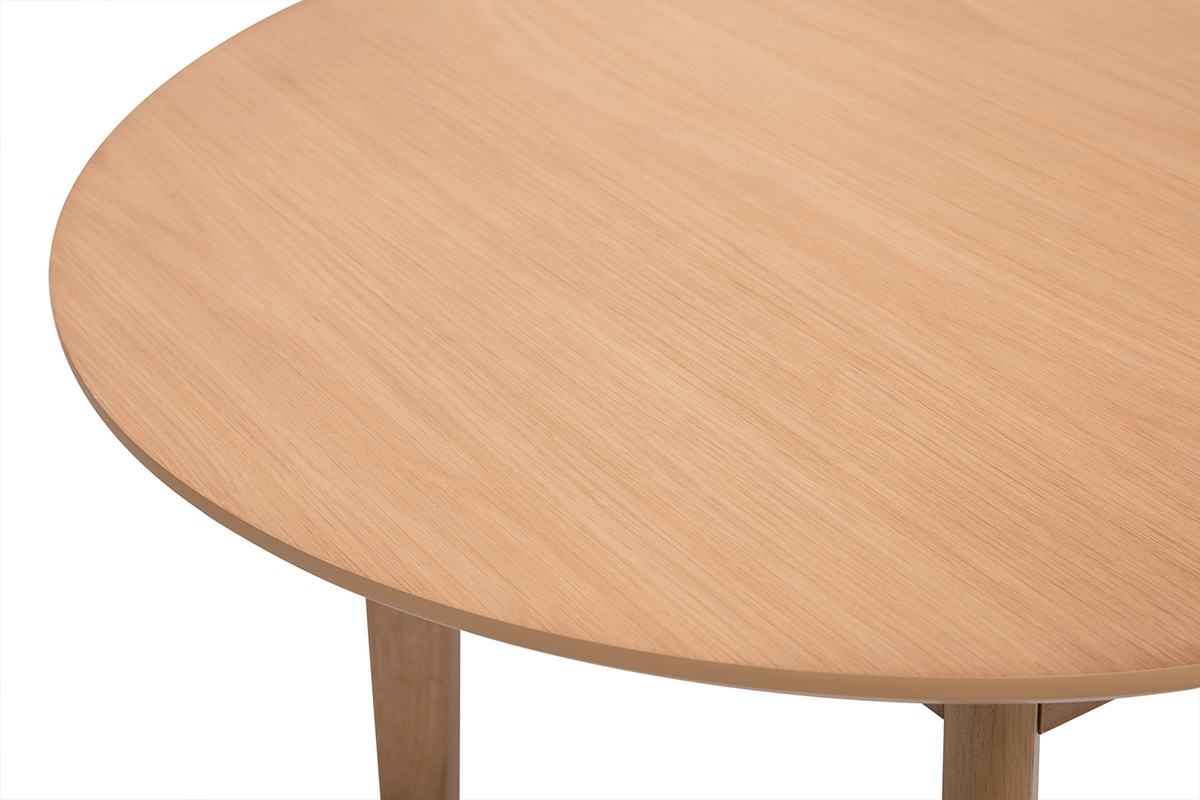 Table � manger ovale en bois clair vue en gros plan.