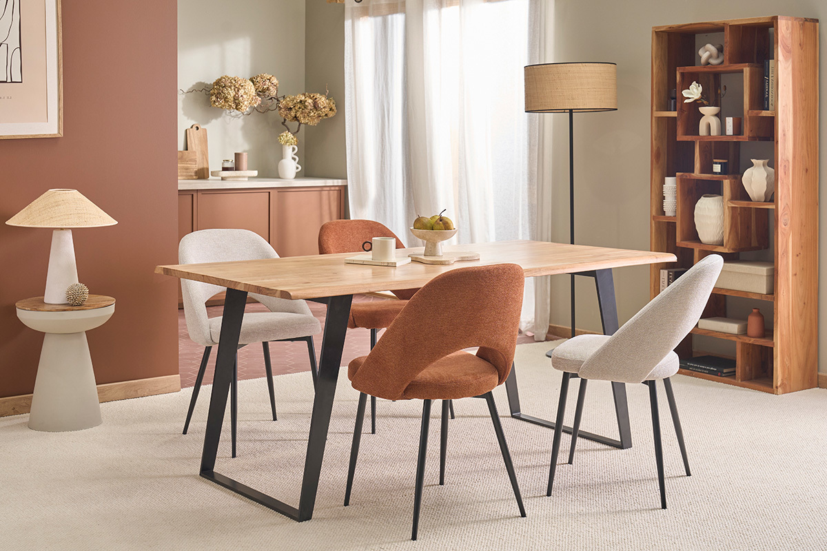 Table � manger rectangulaire en bois et m�tal, entour�e de chaises dans une salle � manger moderne.