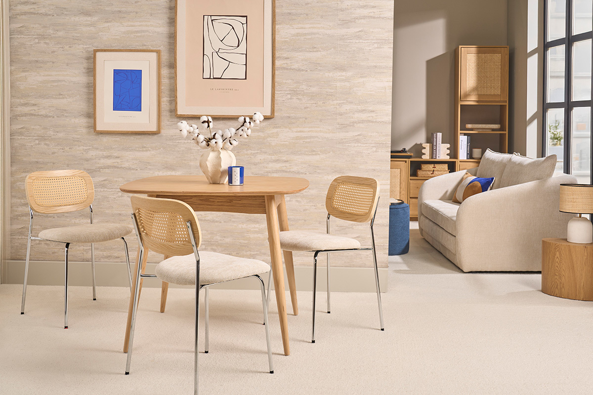Table � manger scandinave carr�e en fr�ne naturel avec chaises dans un int�rieur moderne