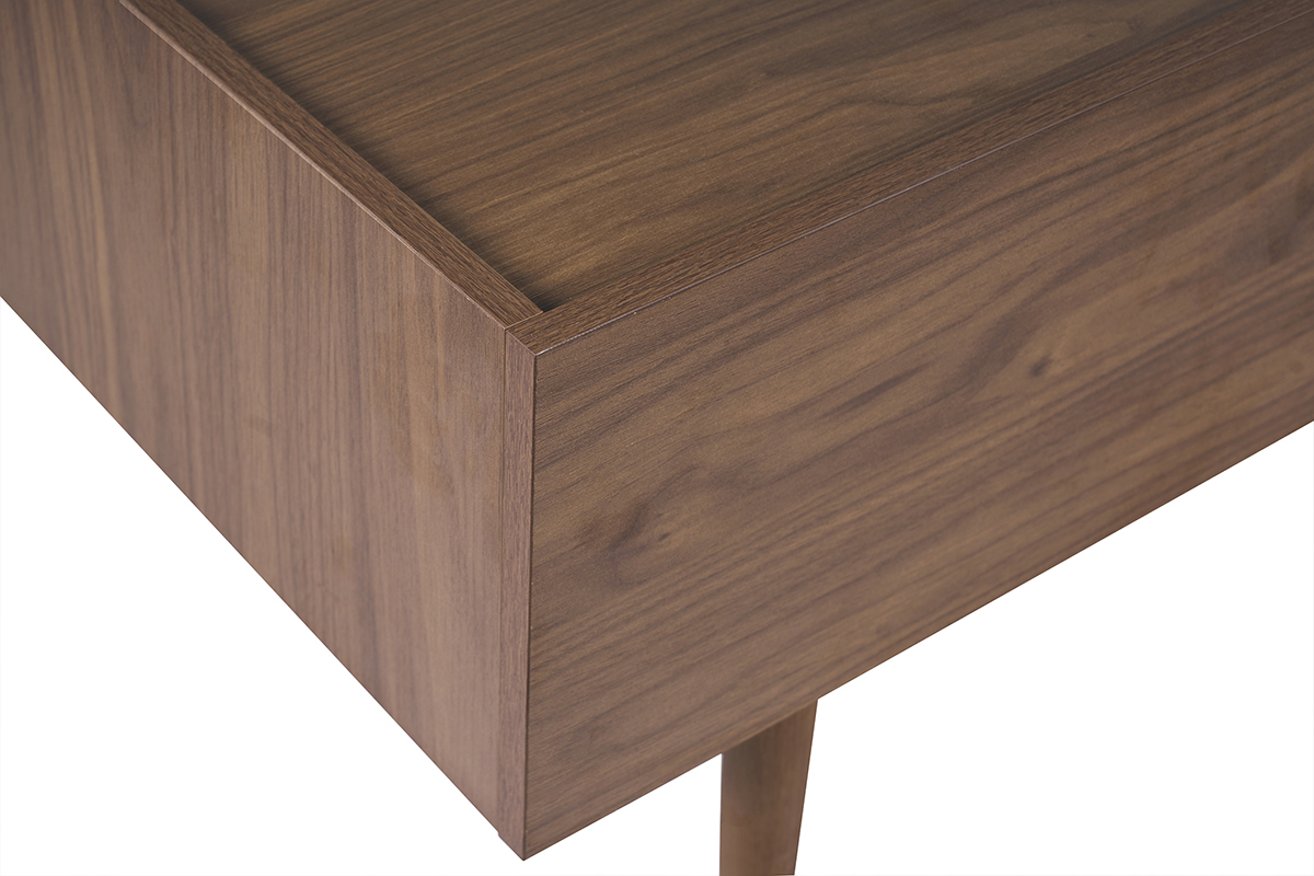 Vue rapproch�e finition bois fonc� noyer d'une table basse avec rebord du plateau.