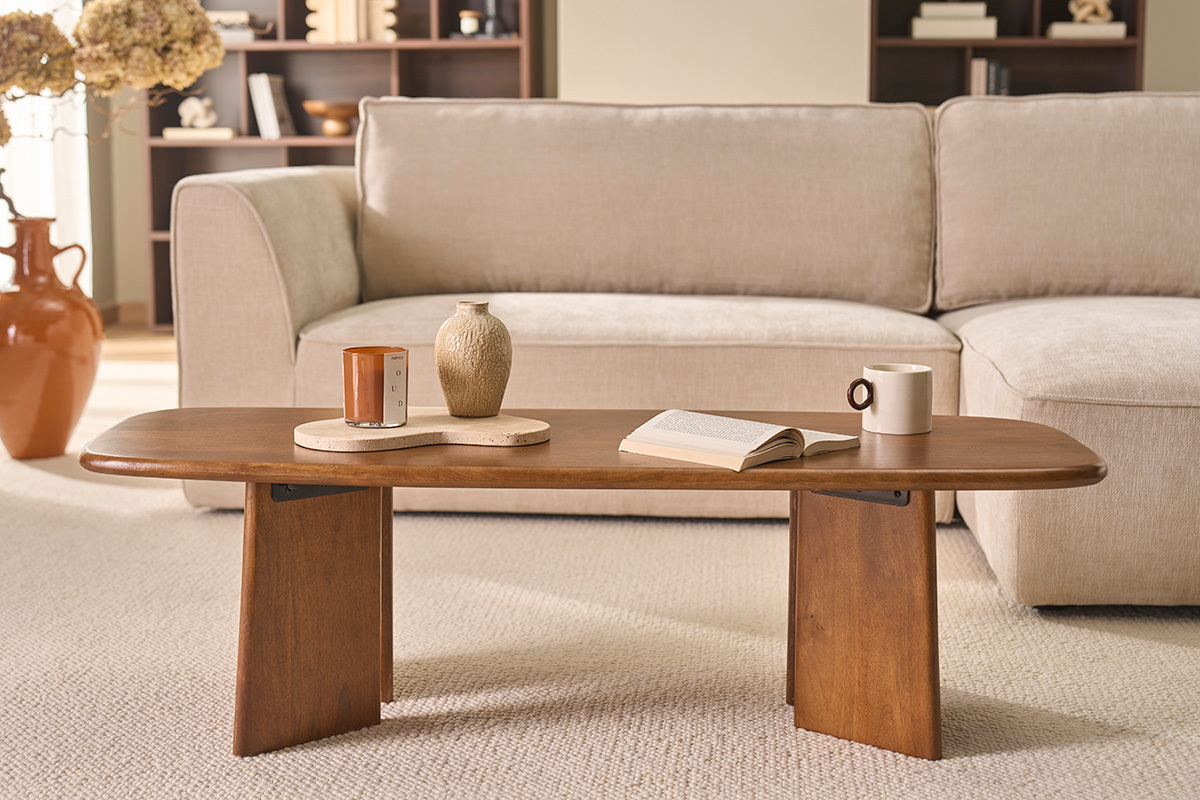 Table basse rectangulaire en bois manguier, vue de face, d�cor�e de livres et accessoires.