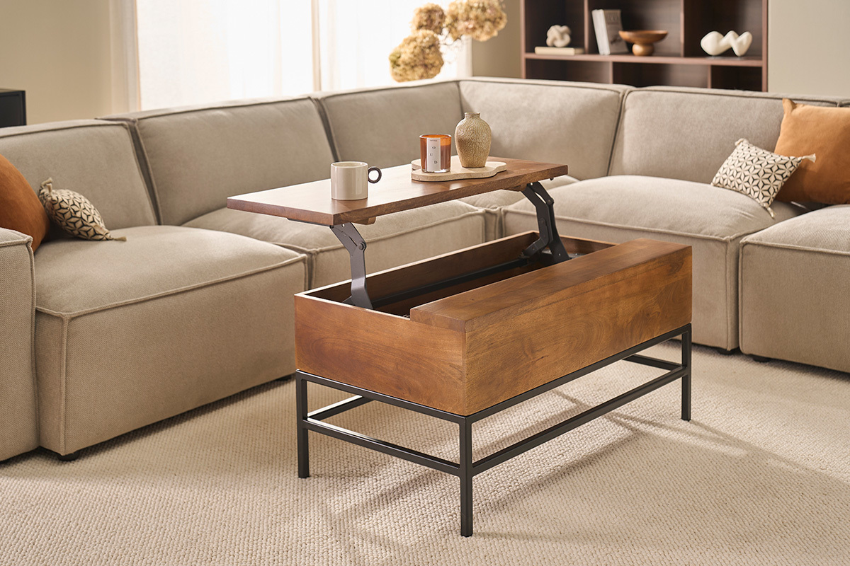 Table basse YPSTER en bois de manguier et m�tal noir, plateau relevable, dans un salon avec canap�.