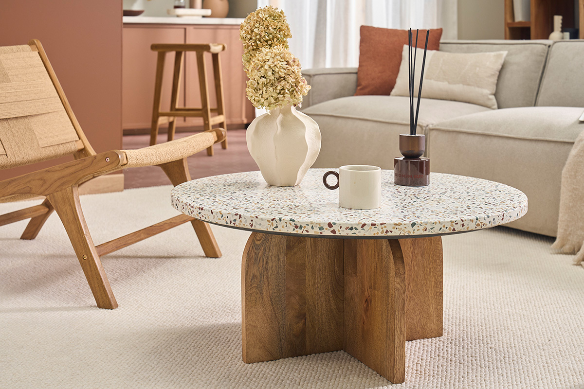 Table basse ronde en terrazzo et bois de manguier en int�rieur, vue de c�t�.