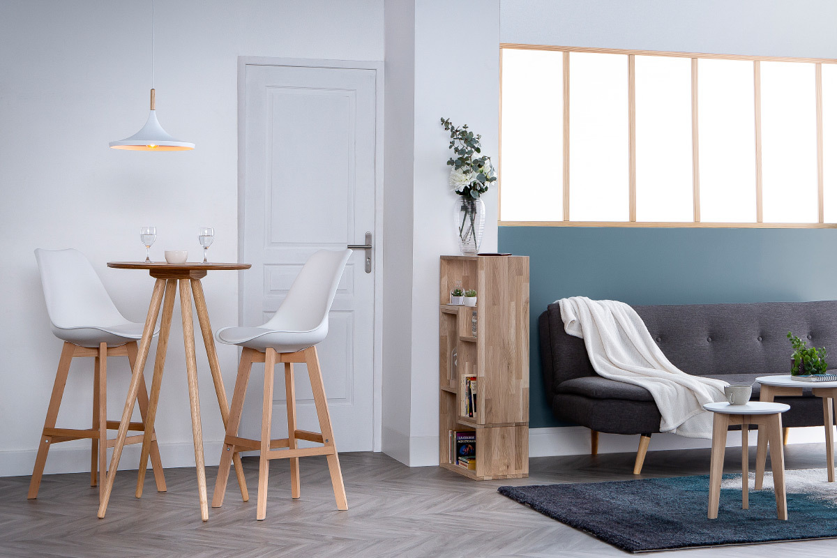 Table de bar ronde scandinave en bois avec deux chaises, vue de face dans un int�rieur moderne.