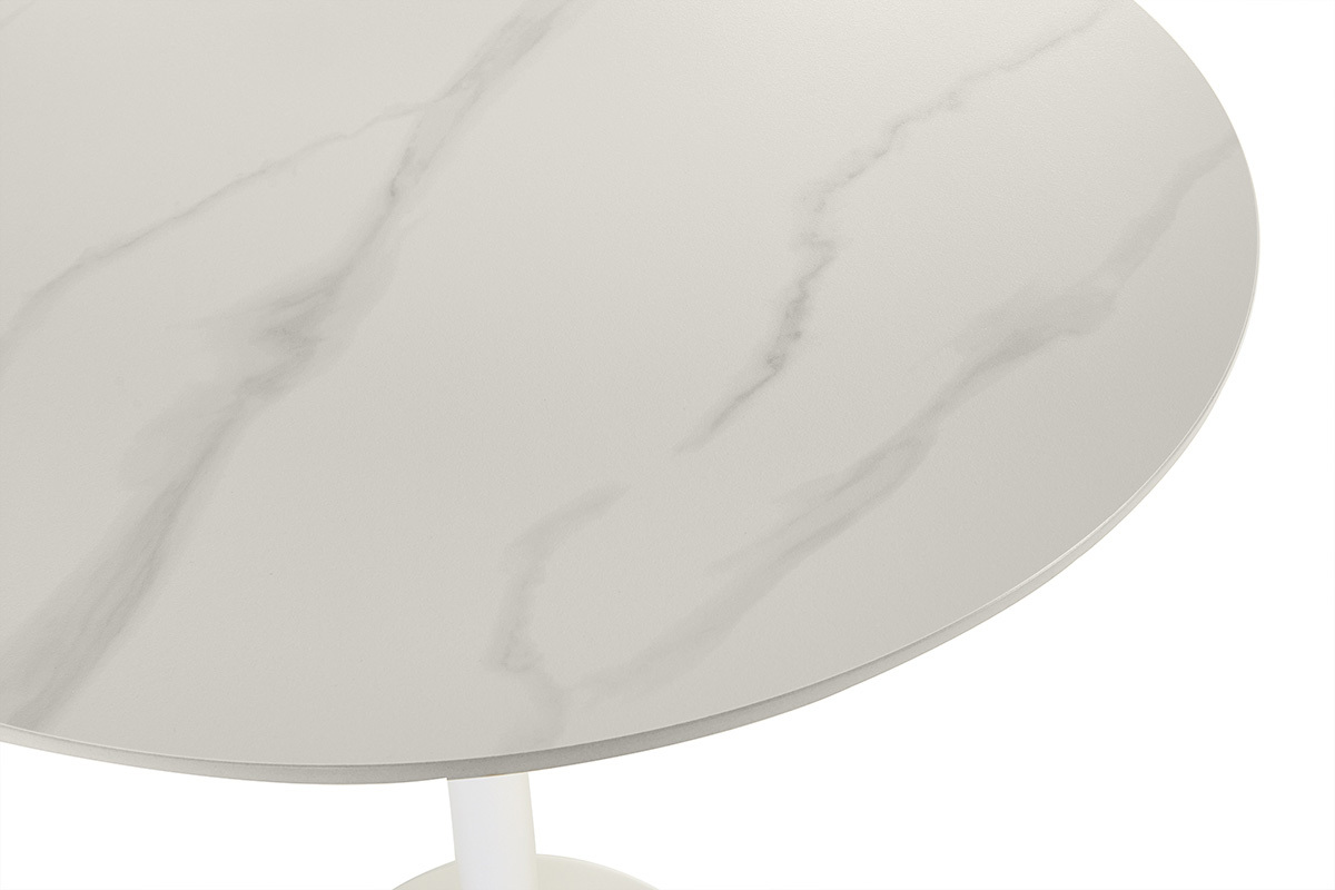 Table ronde en c�ramique blanche avec pied en m�tal, vue rapproch�e du plateau.