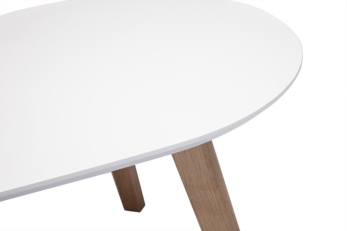 Plan rapproch� d'une table basse blanche avec pieds en ch�ne.