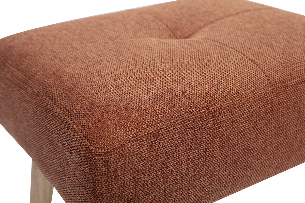 Gros plan sur le si�ge en tissu effet velours textur� terre br�l�e du tabouret bas GUESTA.