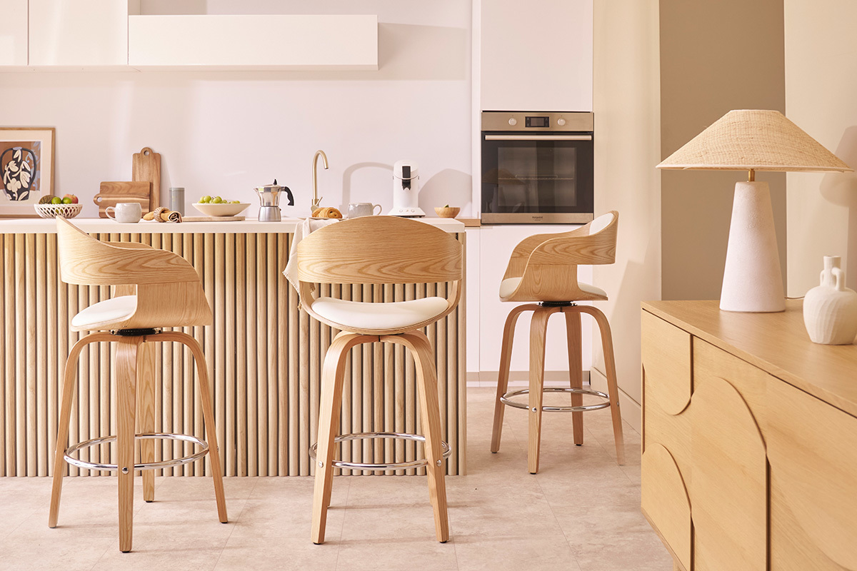 Tabourets de bar GAO en bois clair et blanc devant un �lot de cuisine.