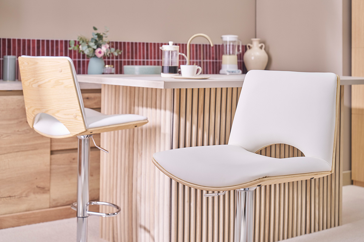Tabouret de bar PANACH blanc et bois clair, dossier visible, dans une cuisine moderne.