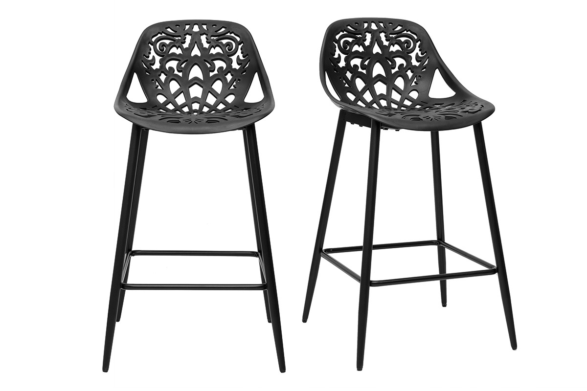 Deux tabourets de bar noirs avec motif baroque et pieds en m�tal noir.