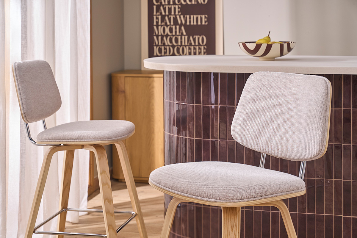 Tabourets de bar en tissu effet velours textur� beige et bois clair H66 cm (lot de 2) SEGUR