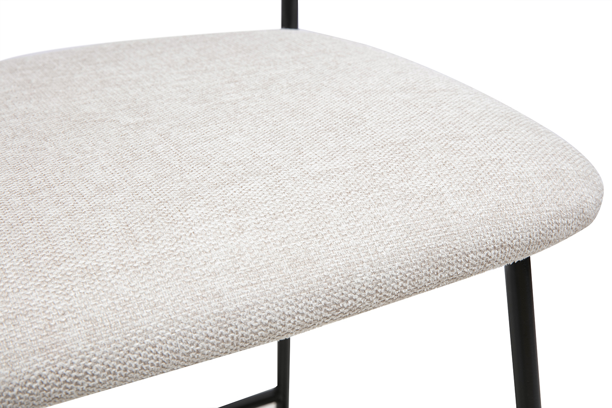 Gros plan sur l'assise d'un tabouret en tissu effet velours beige avec pieds m�talliques noirs.