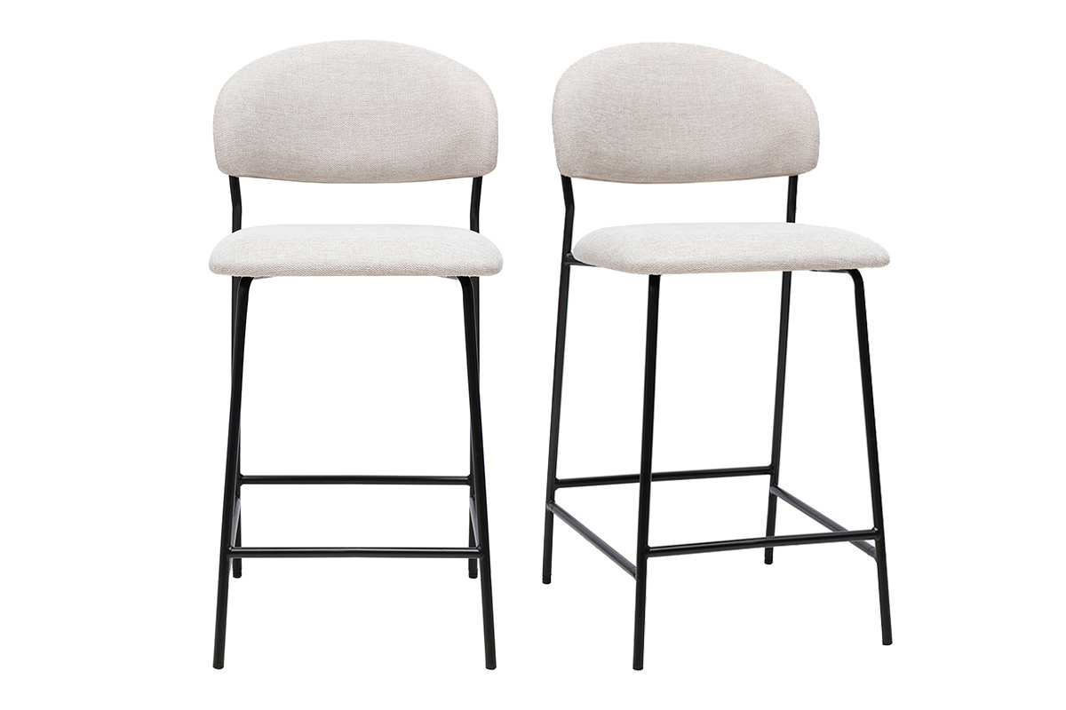 Deux tabourets de bar en tissu velours beige avec pieds m�talliques noirs, vue de face.