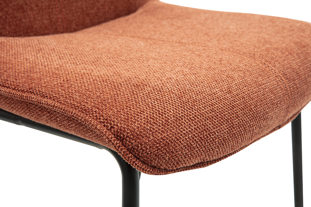 Gros plan d'un tabouret en tissu terre br�l�e avec pi�tement en m�tal noir.