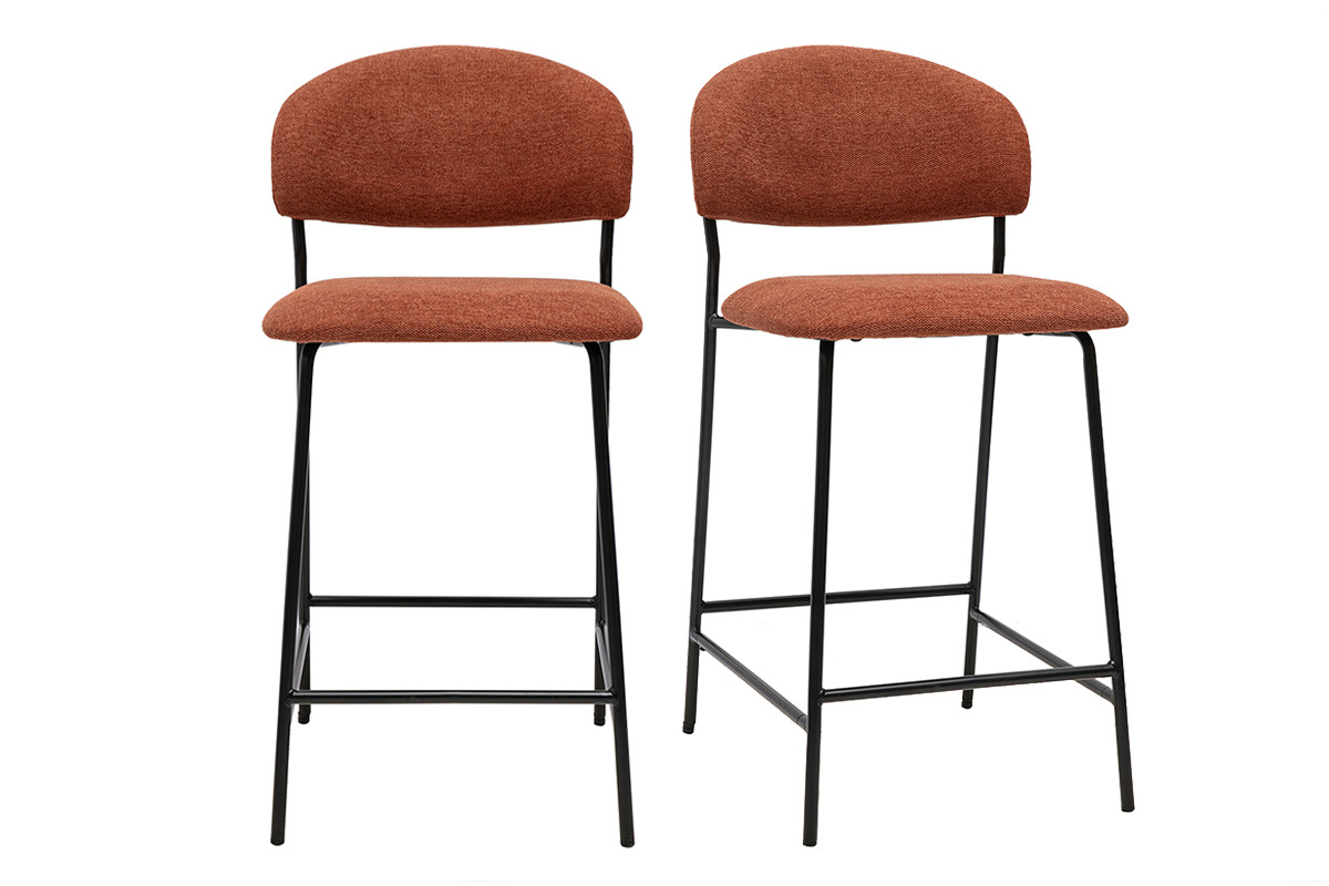 Deux tabourets de bar en tissu velours terre br�l�e avec structure en m�tal noir, vue de face.