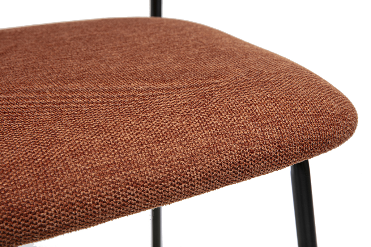 Gros plan sur l'assise en tissu effet velours textur� terre br�l�e d'un tabouret de bar, pied en m�tal noir.