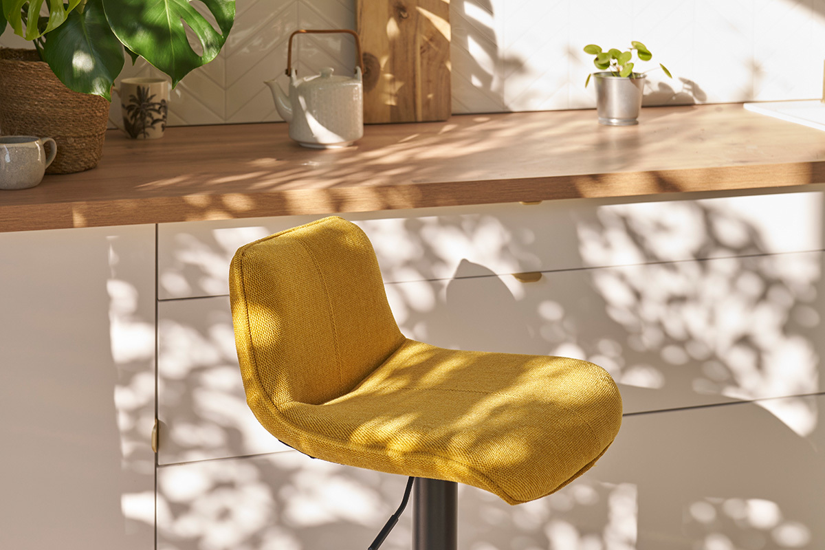 Tabourets de bar r�glables pivotants 360� en tissu effet velours textur� jaune moutarde et m�tal (lot de 2) BOOST