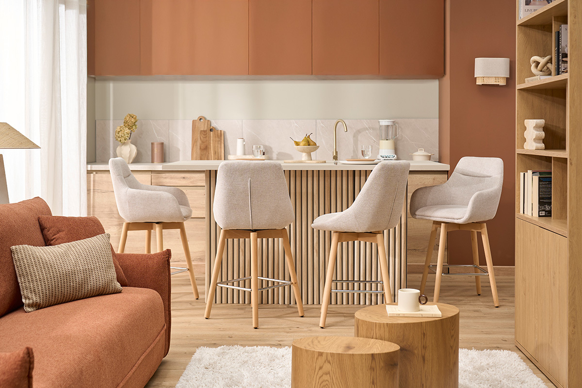 Tabourets de bar scandinaves pivotants 360� en tissu effet velours textur� beige et bois clair H65 cm (lot de 2) ALESS