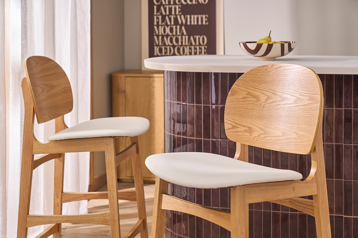 Tabourets scandinaves en bois clair fr�ne et blanc H68 cm (lot de 2) ELTON